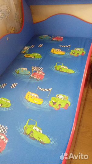 Детская кровать и шкаф