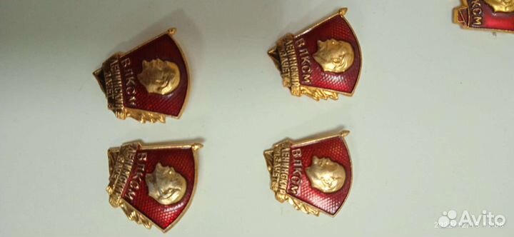 Значок комсомольский