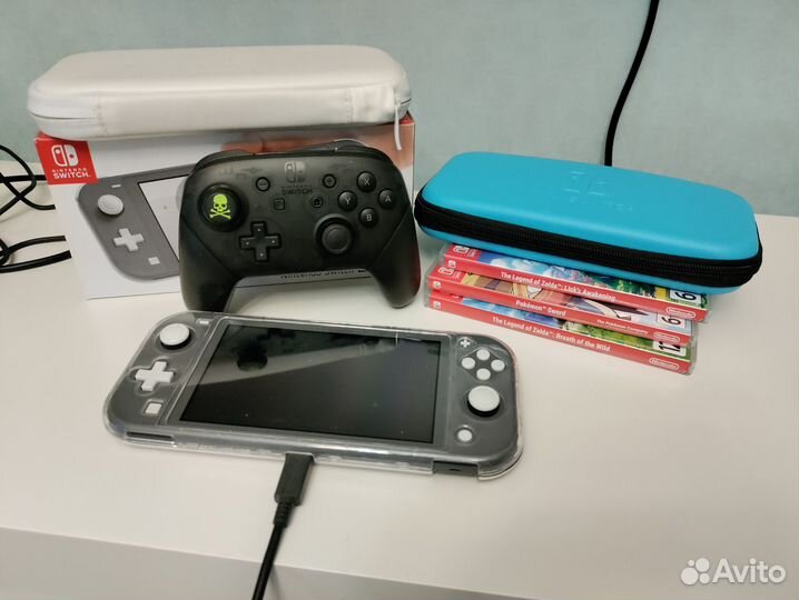 Nintendo switch lite с 3 картриджами + доп. акс