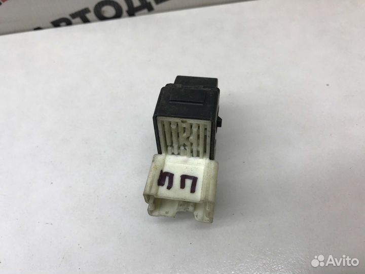 Кнопка стеклоподъемника п/п Nissan Maxima A33 2000