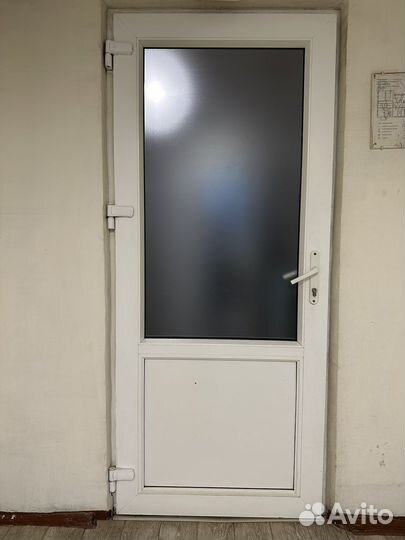 Дверь металлопластиковая со стеклом 83*203