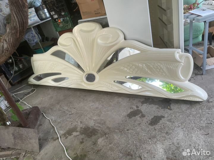 Зеркало и фасад от кровати