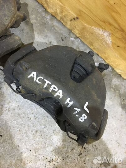 Опель Астра H суппорт тормозной в сборе передний