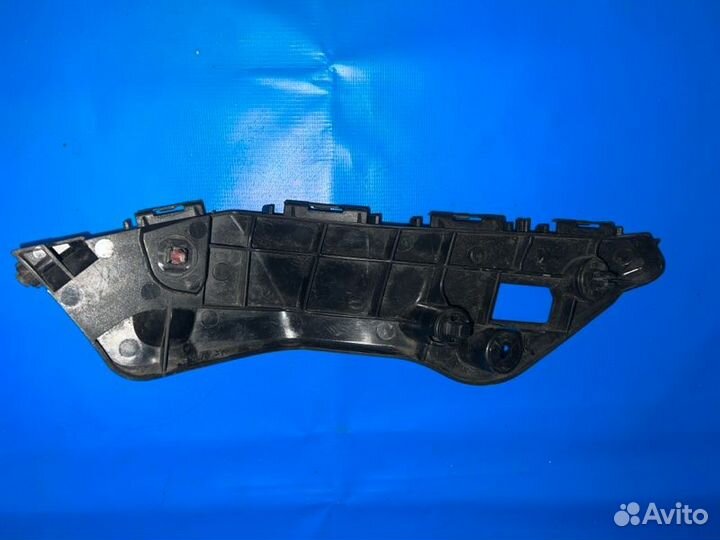 Крепление бампера переднее левое Toyota Rav4