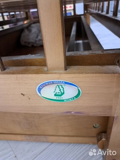 Детская кроватка с матрасом, маятником и ящиком