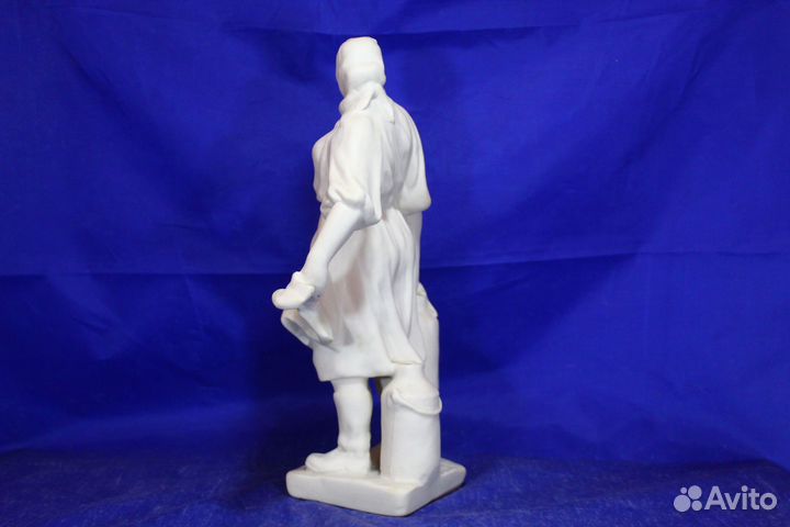 Фарфоровая Статуэтка Доярка молочница девушка с би