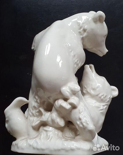 Фарфоровая статуэтка Борющиеся медведи