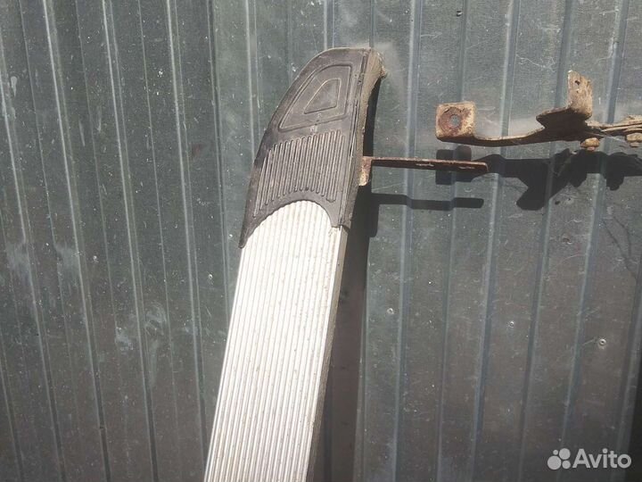 Универсальные дополнительные пороги для автомобиля