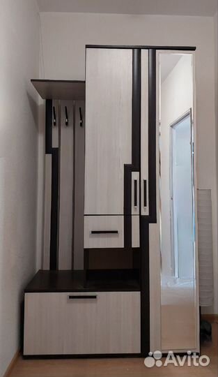 Прихожая со шкафом и зеркалом