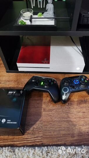 Xbox one s 1tb, 2 геймпада, игры