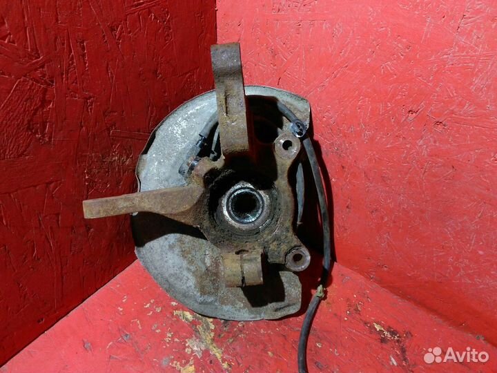 Кулак передний левый Митсубиси Аутлендер 1