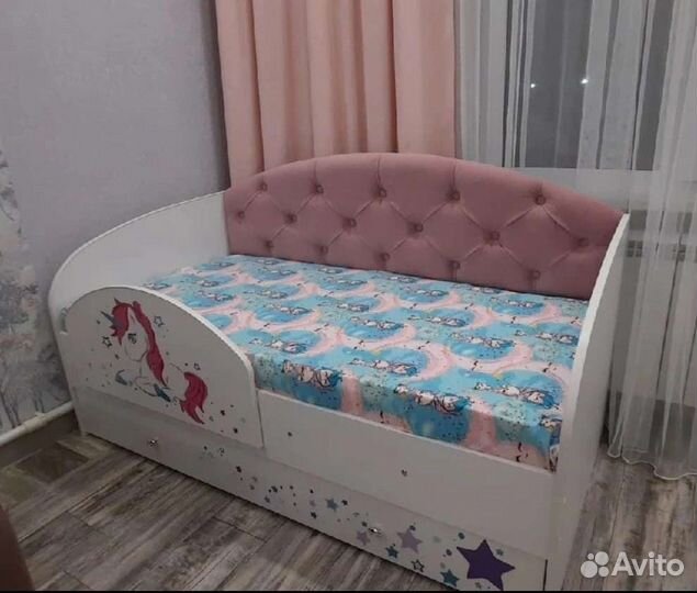 Кроватка детская с мягкой спинкой и ящиками