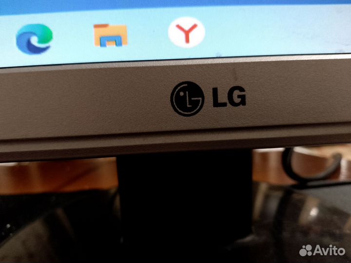 Монитор LG 22 дюйма. Широкоформатный