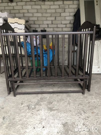 Детская кроватка с маятником