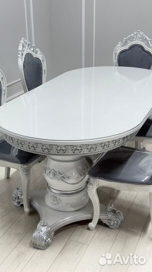 Стол и стулья