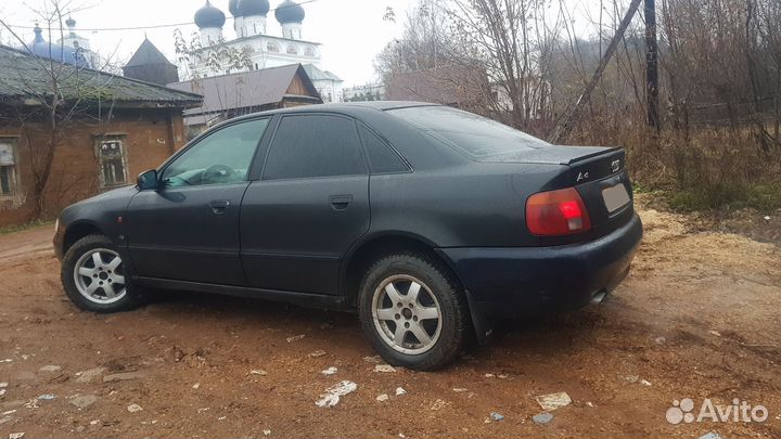 Audi A4 1.6 МТ, 1995, 295 128 км