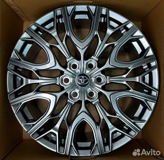 Кованые диски на Toyota Land Cruiser 300 R22