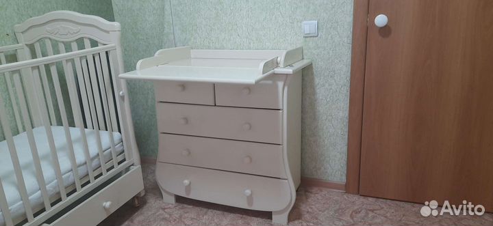 Детская кровать и пеленальный комод