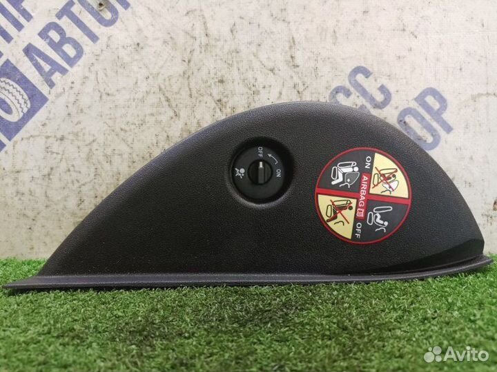 Накладка торпедо правая Renault Fluence седан 1.6