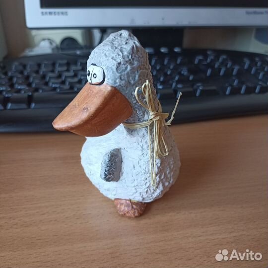 Пеликан фигурка декоративная