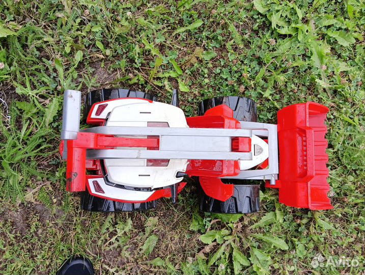 Игрушечный трактор