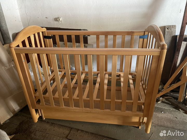 Детская кровать с маятником