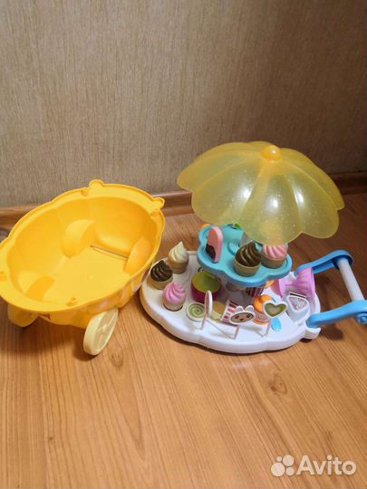 Передвижная тележка с мороженным