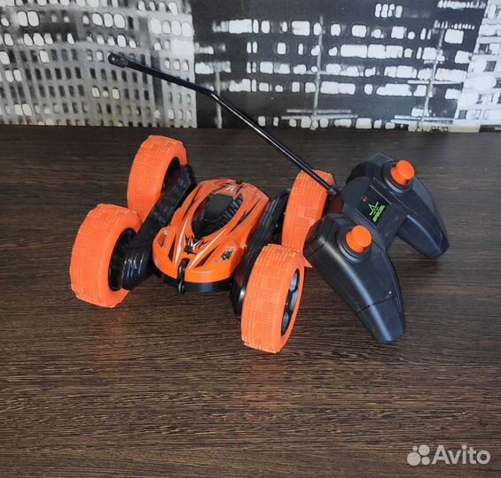 Машинка - перевертыш на пульте