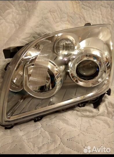 Фара левая Toyota Avensis от 2006 г