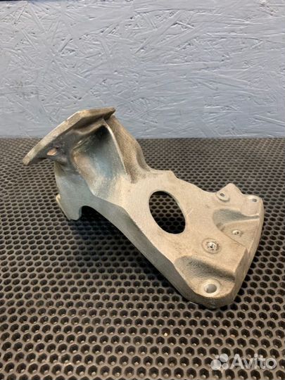 Кронштейн опоры двигателя правый Bentley