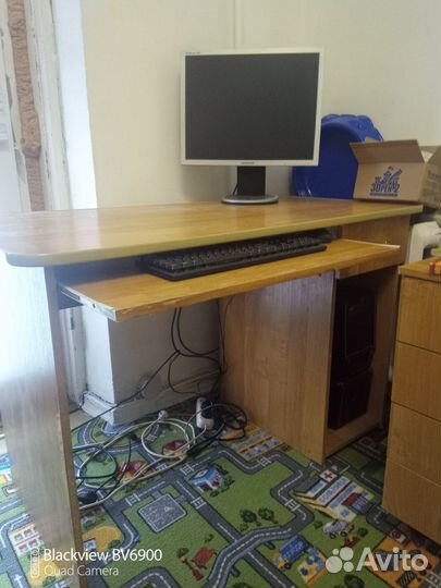 Компьютерный стол и тумбочка