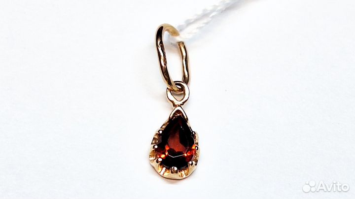 Золотая подвеска с камнем