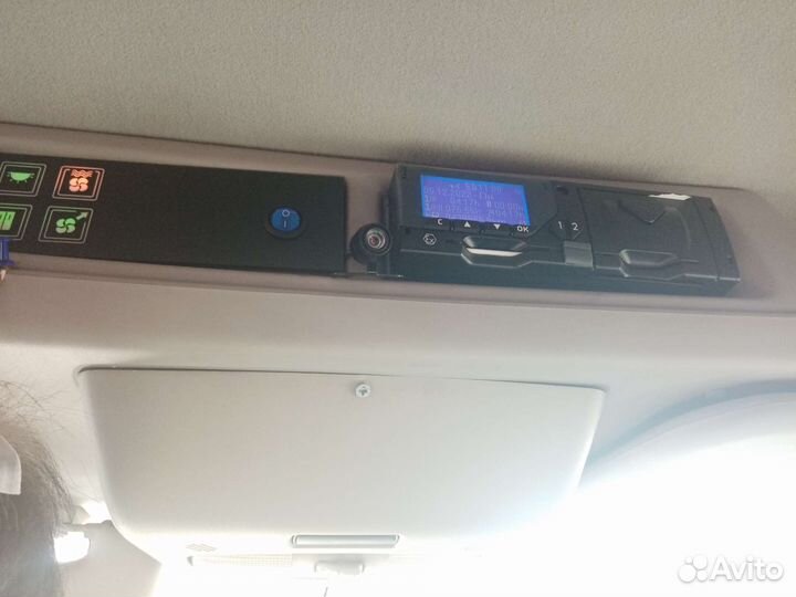 Водитель со своим микроавтобусом