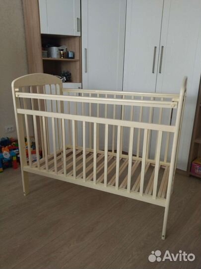 Детская кроватка с продольным маятником