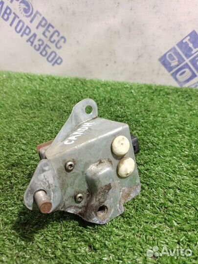 Датчик удара передний правый Toyota Avensis