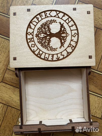 Деревянная шкатулка