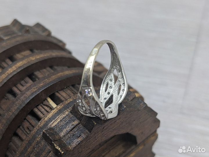 Кольцо из белого золота 585 массой 2.33 грамма(17р