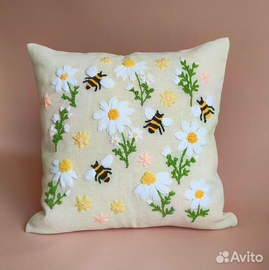 Подушка с вышивкой Ромашки