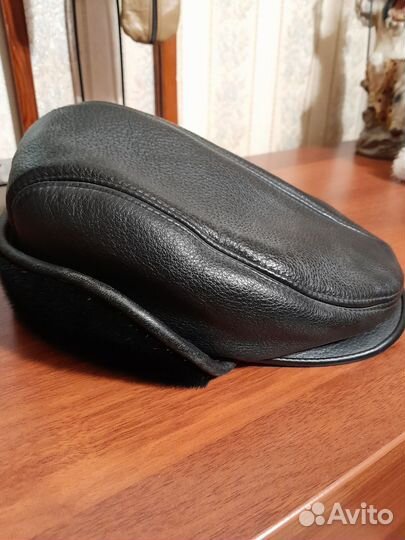 Мужская кожаная кепка с меховой отделкой