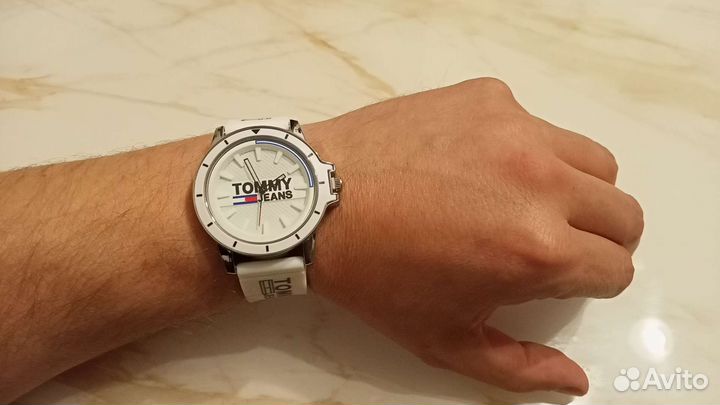Tommy hilfiger часы белые