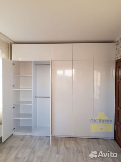 Шкаф трехстворчатый