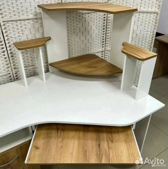 Угловой компьютерный стол