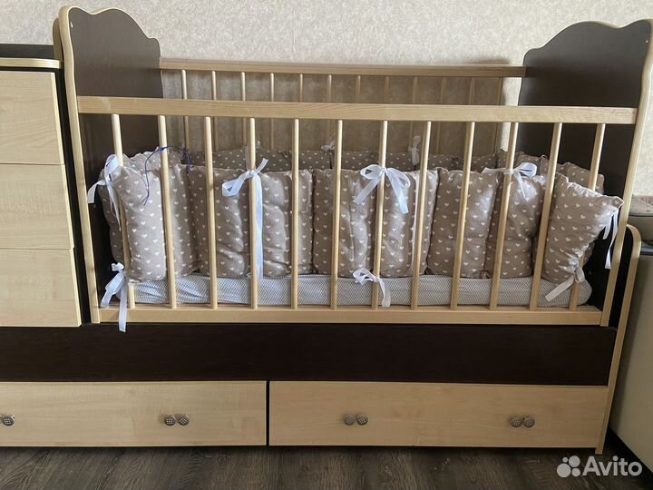 Детская кроватка с маятником