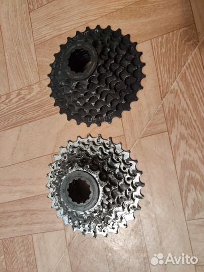 Много запчастей для велосипеда