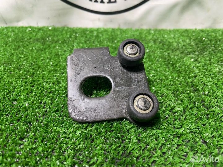 Петля двери задняя левая Mitsubishi Delica PD6W