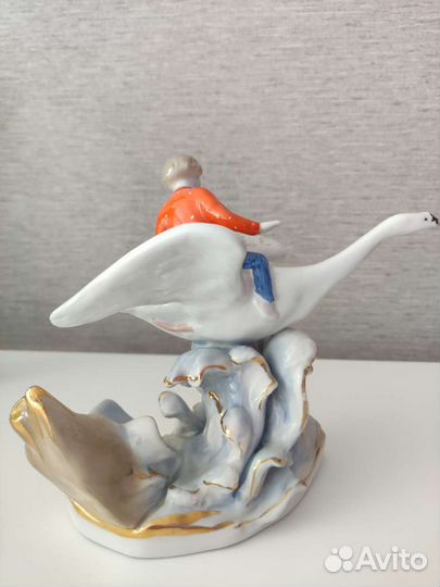 Фарфоровая статуэтка Гуси-Лебеди