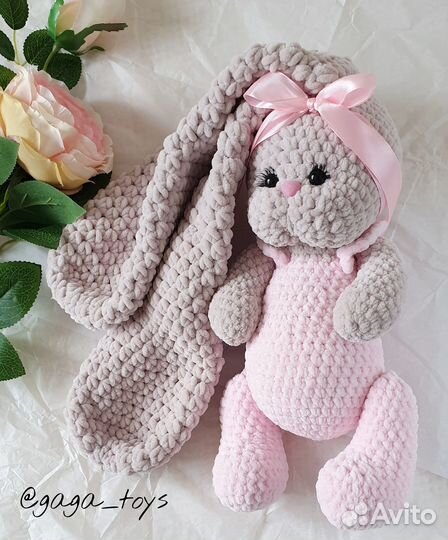 Вязаный плюшевый зайчик