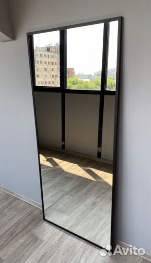 Зеркало в металлической раме