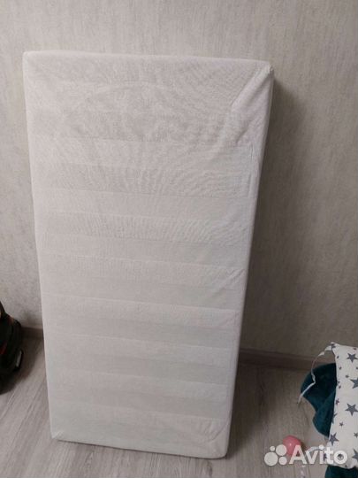 Детская кроватка с маятником и ящиком