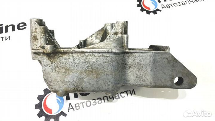 Кронштейн двигателя правый Volkswagen Bora седан